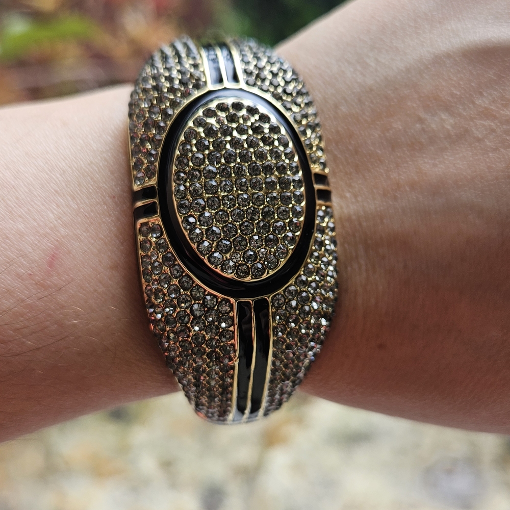 Designer Elegant Akkad Black and Gold Women's Bracelet